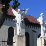ks. M. Dubiel - „Rzeźba Aniołowie" (ujęcie 2) [Cieślin - brama boczna kościoła]