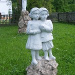 ks. M. Dubiel - „Rzeźba Dzieci" [Poręba Dzierżna - rejon plebanii]