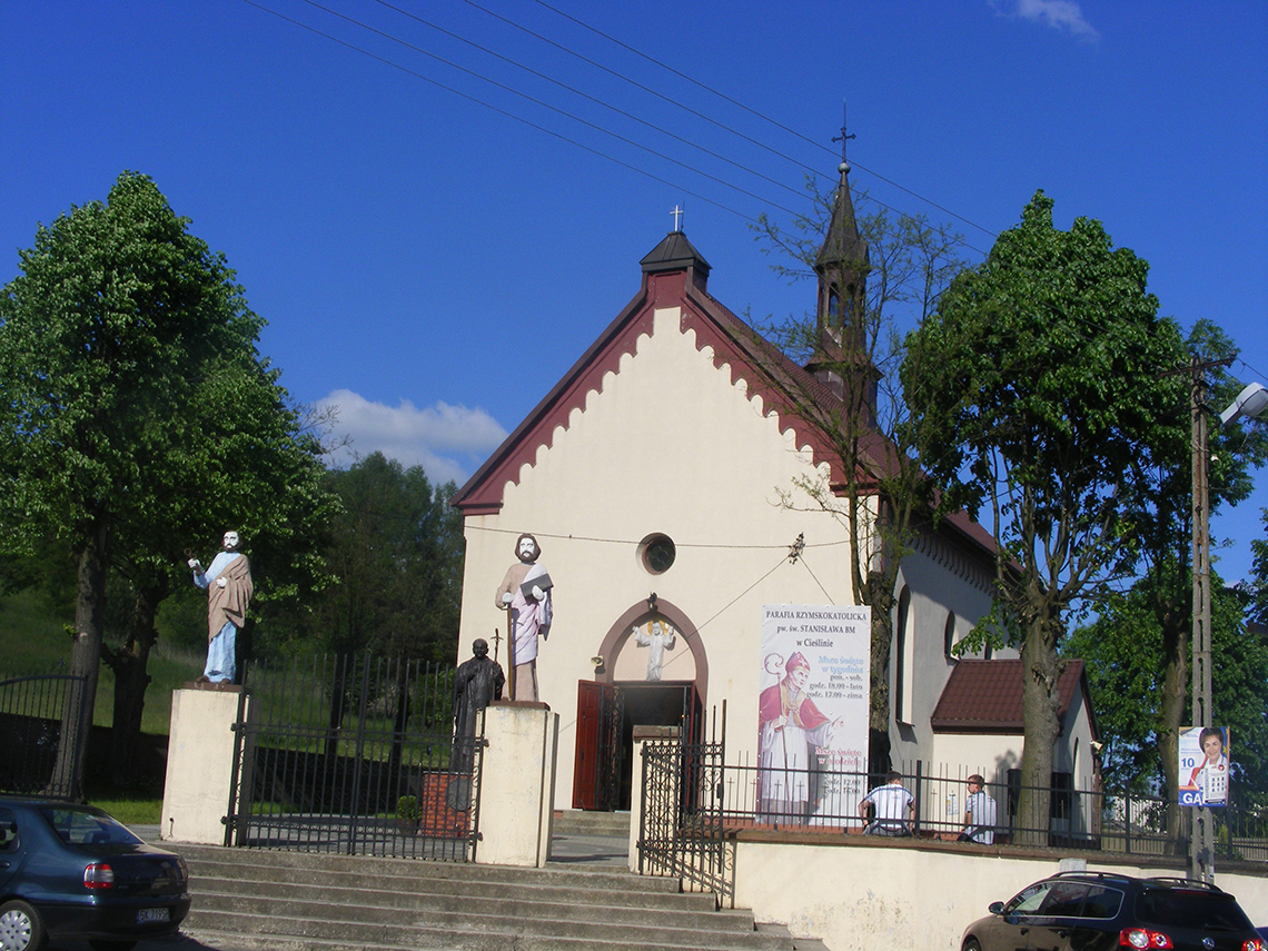 Kościół parafialny w Cieślinie - brama główna (2014 r.)
